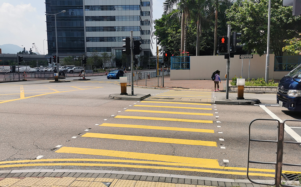 交通燈控制的過路處髹上黃色條紋。（圖片來源：運輸署） 