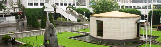 大會堂紀念花園是為了紀念在第二次大戰中為保衛香港而捐軀的軍民而建。花園中央建有12邊形紀念龕，內存陣亡者名冊和鑄刻陣亡隊伍名字的木匾。（圖片來源：康文署）