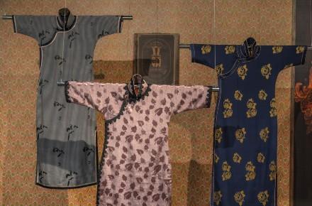「旗袍」是指1920年代以後流行的一種中國傳統女性袍服，直至1970年代至1980年代，同類袍服在香港有「長衫」的稱謂，包括男女裝的中式長袍。