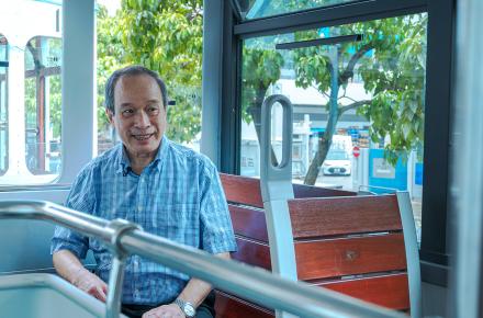 香港掌故專家鄭寶鴻自小在港島長大，對附近的街道變遷有深入研究。
