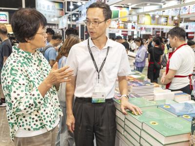 孫文彬博士參觀書展 與中華書局進行交流